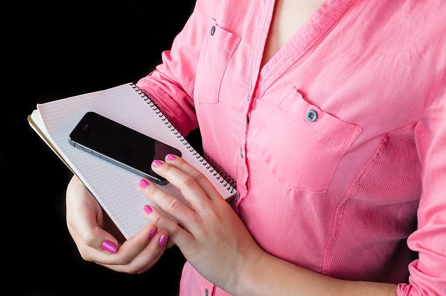 Mujer, tenencia, espacio, gris, iphone 5, 5s, cuaderno gráfico, camisa, rosa, dulce