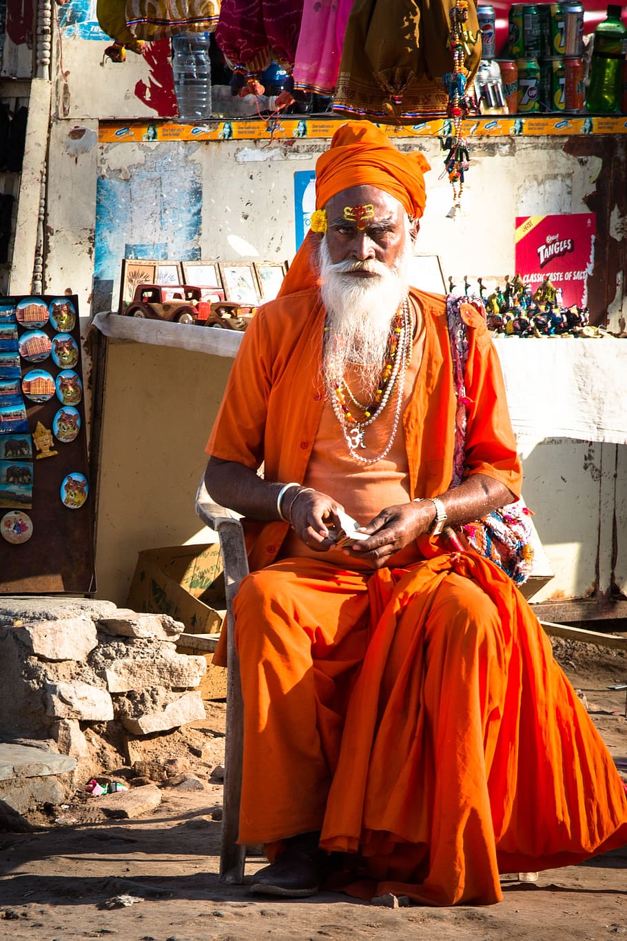 男性, オレンジ, 僧侶のドレス, 座っている, 椅子, 人間, インド, ヒンドゥー教, 肖像画, 文化
