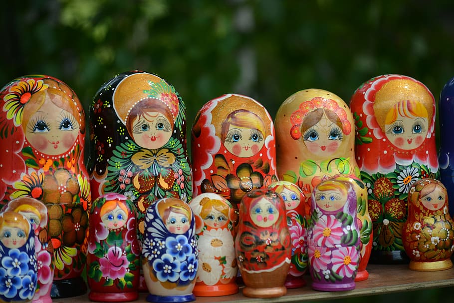 russo de caracteres sortidos, aninhamento, coleção de bonecas, matryoshka, tradições russas, cultura russa, brinquedo, brinquedo de madeira, matrioshka, lembrança