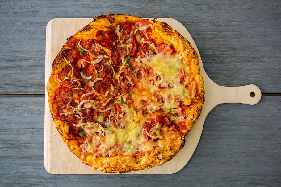 pan pizza, pizza, grill, barbecue, dutch oven, scalloped, cheese, tomato, salami, bbq pizza