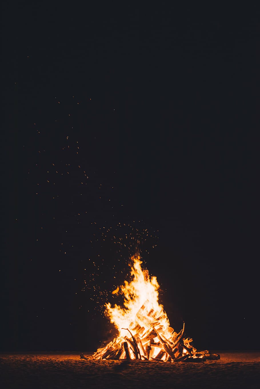 fotografi selang waktu, api unggun, pasir, malam hari, malam, api, kayu, perjalanan, pantai, pembakaran