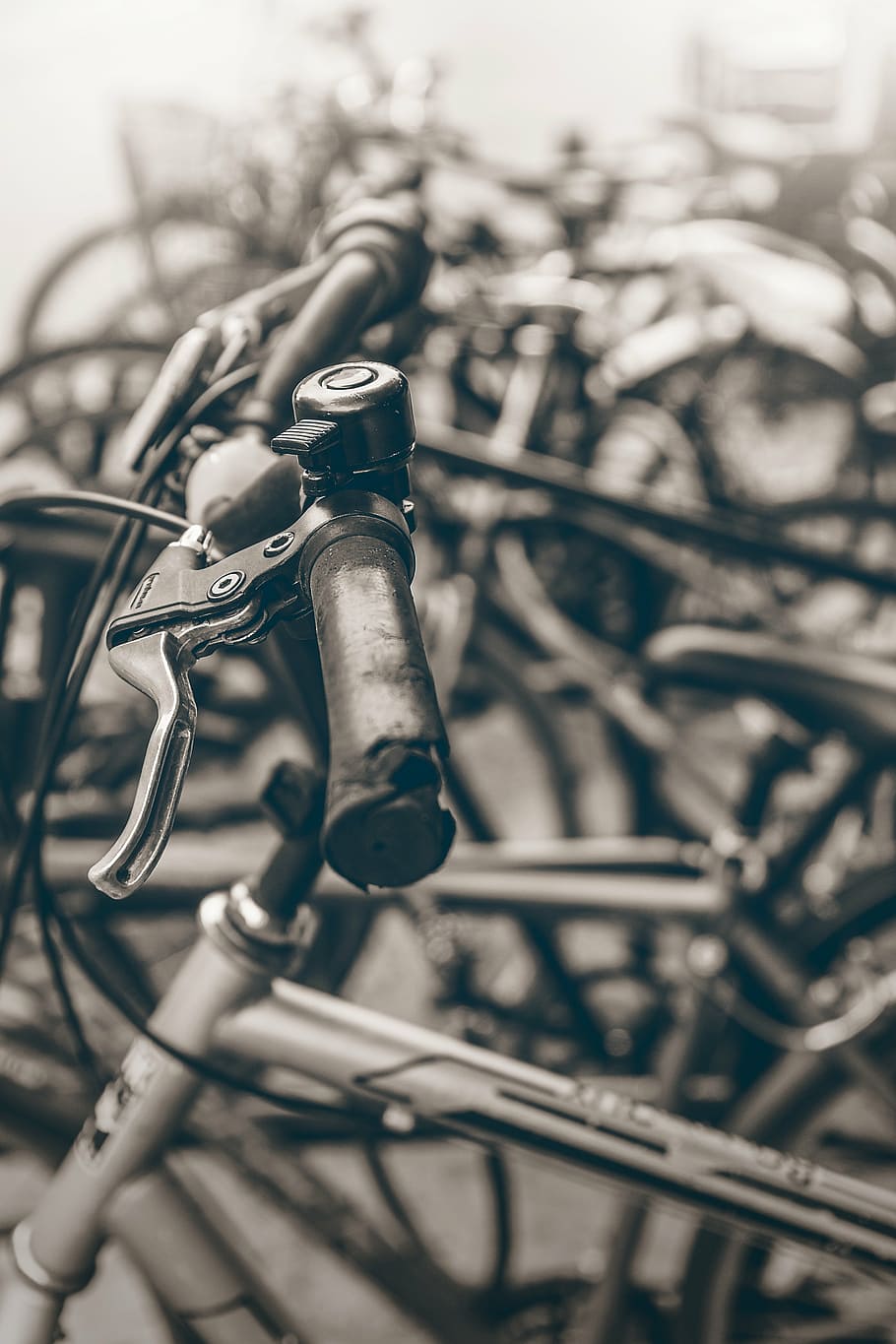 foto grayscale, sepeda, roda, roda gigi, hitam, putih, hitam dan putih, bepergian, outdoor, tua