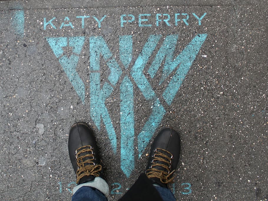 人, 身に着けている, 黒, 革の靴, 立っている, 灰色, 舗装, 青, ケイティ・ペリーのプリント, ケイティ・ペリー