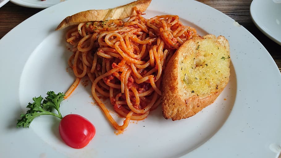 toasted, bread, spaghetti, sliced, tomato, plate, food, pasta, than to make, food and drink