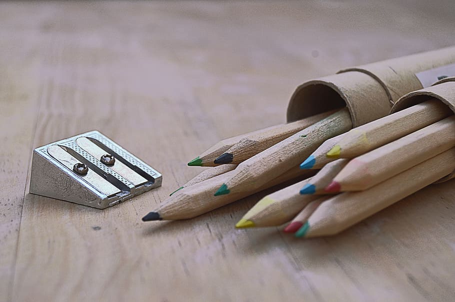 채색 연필, 지우개, 색연필, 연필 깎이, 목재, 분쇄기, 학교, 배경, 색깔, 색상