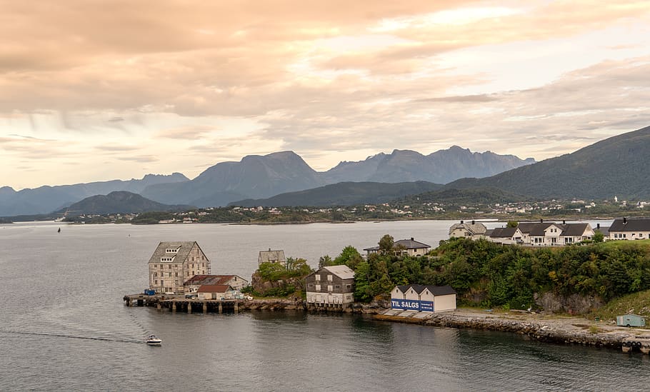alesund, noruega, pueblo pesquero, paisaje, puesta de sol, arquitectura, turismo, verano, montañas, cielo
