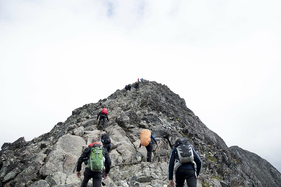 grupo, gente rock, escalada, aventura, mochilero, caminata, excursionistas, senderismo, montaña, pico de la montaña