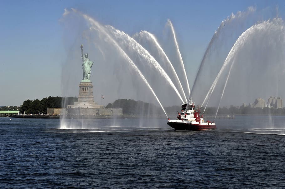 barco de bomberos, puerto de nueva york, fdny, estatua de la libertad, punto de referencia, isla, agua, paisaje urbano, rociar, al aire libre