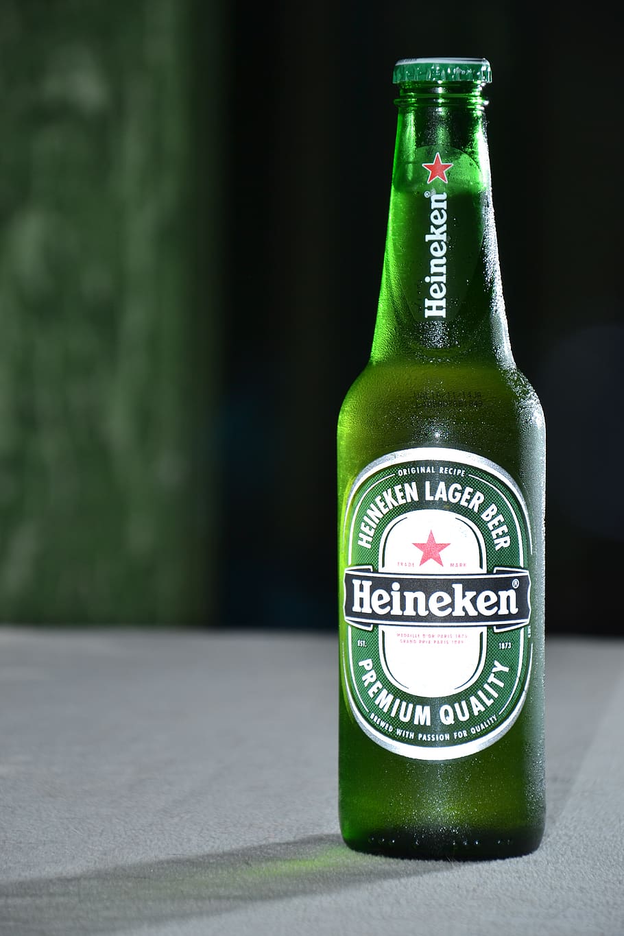 heineken, beer, bottle, green, brightness, drinks, container, drink, refreshment, focus on foreground