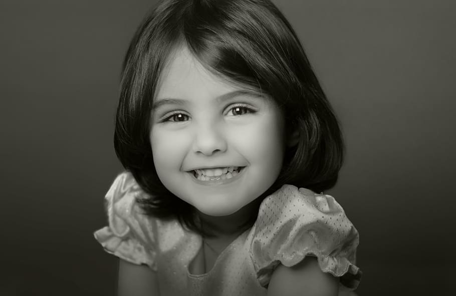 Retrato, foto de niña en escala de grises, niños, personas, sonriente, niña, joven, infancia, amor, persona