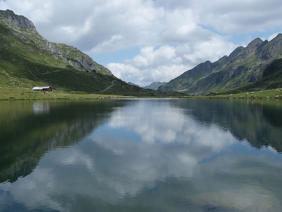 Зеркальная гора. Гладкие горы. Картинки фото зеркальное отражение горы.