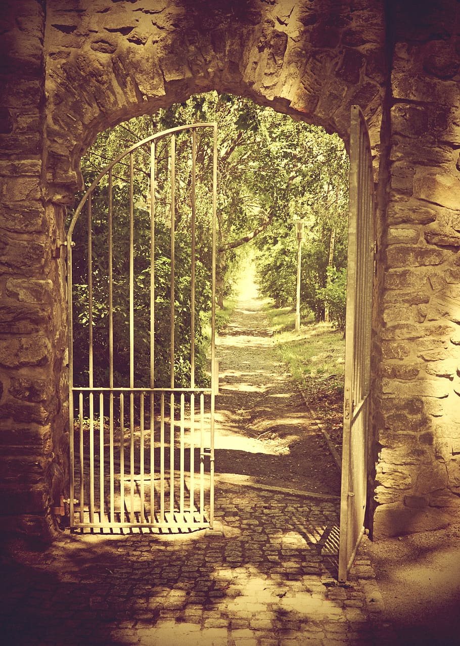 blanco, portón, pared de ladrillo, durante el día, portón de hierro, pared, antiguo, puerta abierta, lejos, abierto
