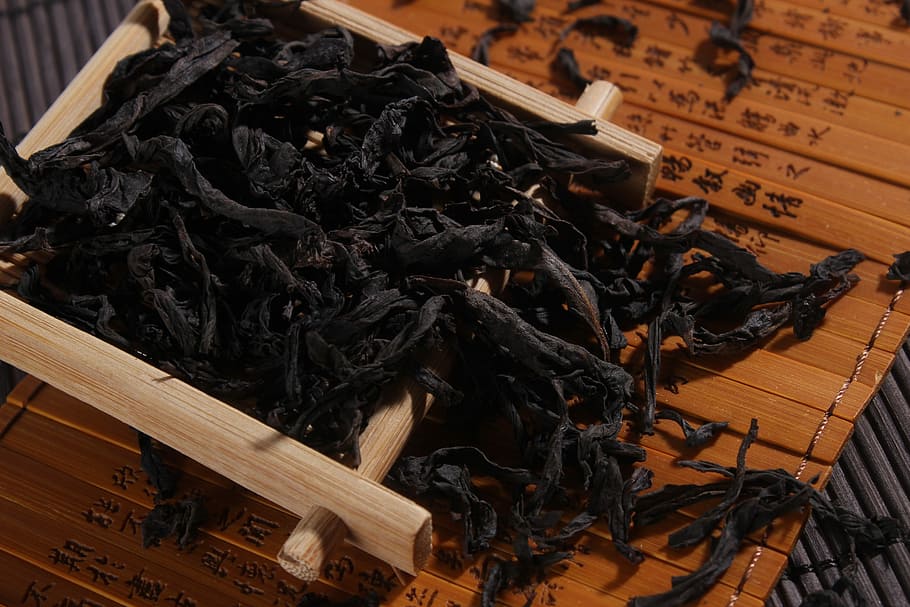 Чай, Да Хун Пао, дерево - материал, промышленность, в помещении, без людей, подвал, крупный план, черный цвет, натюрморт