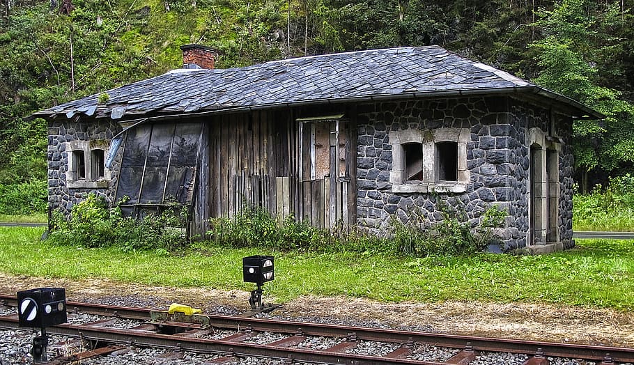灰色のコンクリートの家, 鉄道駅, 残す, 失効した, 建物, 思われた, 歴史的に, 古い, 廃墟となった鉄道, 天然石