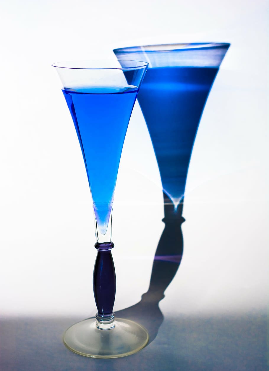 vaso, luz, sombra, cóctel, refresco, copa de martini, bebida, comida y bebida, en el interior, azul