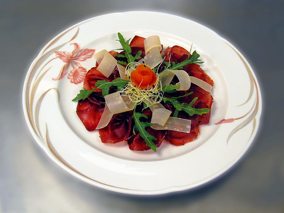 food plating, starter, meat, dried meat, bündnerfleisch, carpaccio, meat slicer, plate, eat, cheese