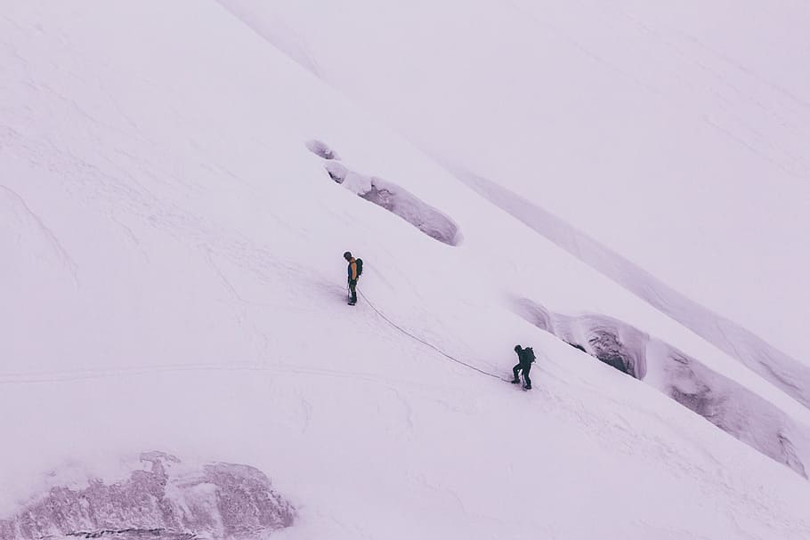antena, fotografia, dois, pessoa, escalando, nevado, montanha, caminhadas, coberto, neve