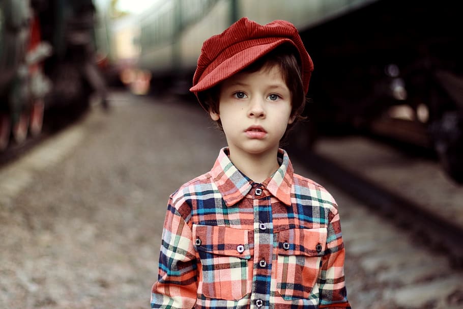 少年, 身に着けている, 赤, 帽子, シャツ, 電車, 駅, ポートレート, 美しい, かわいい
