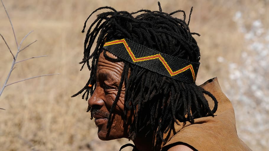 Botswana, Budaya Pribumi, sopir bus, san, tradisi, perhiasan, satu orang, headshot, pertengahan dewasa, pemandangan samping