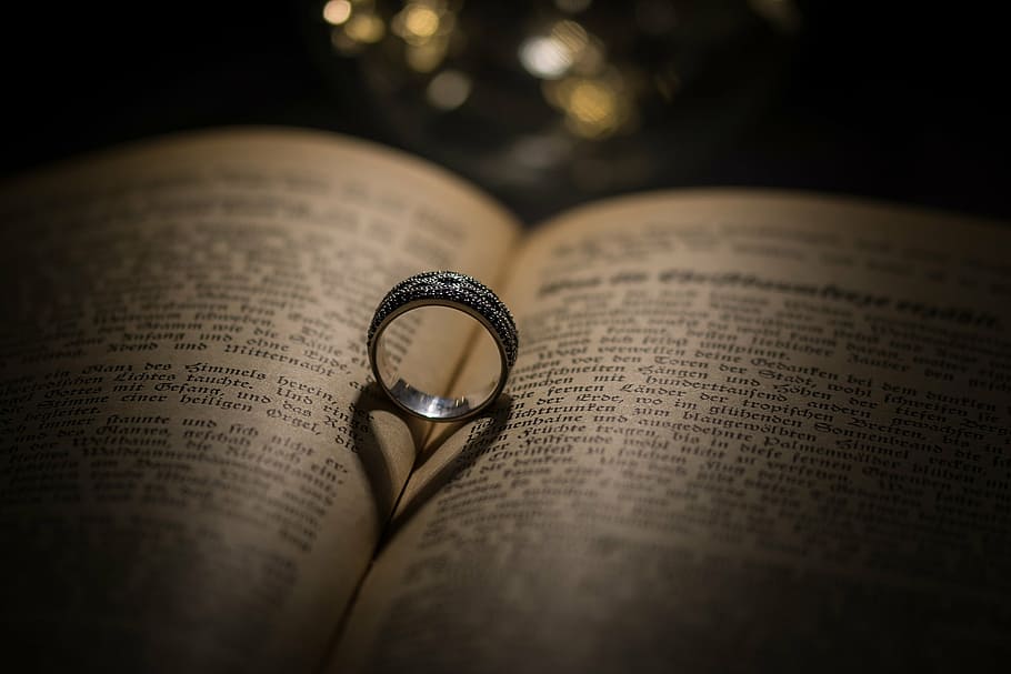 anillo de color plateado, medio, página de libro, anillo, corazón, libro, fuente, amor, anillo de bodas, casarse