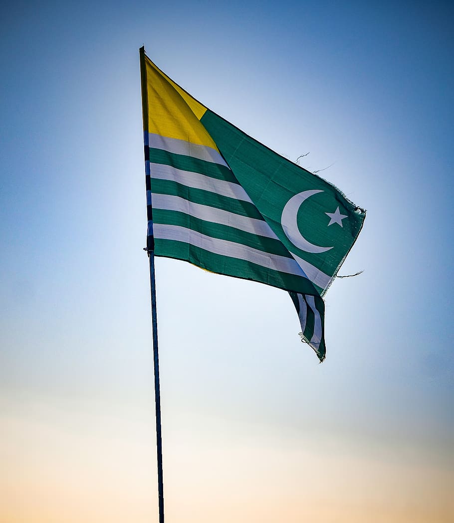 bandera de kashmir, bandera, bandera verde, verde y amarillo, patriotismo, cielo, viento, vista de ángulo bajo, medio ambiente, agitando