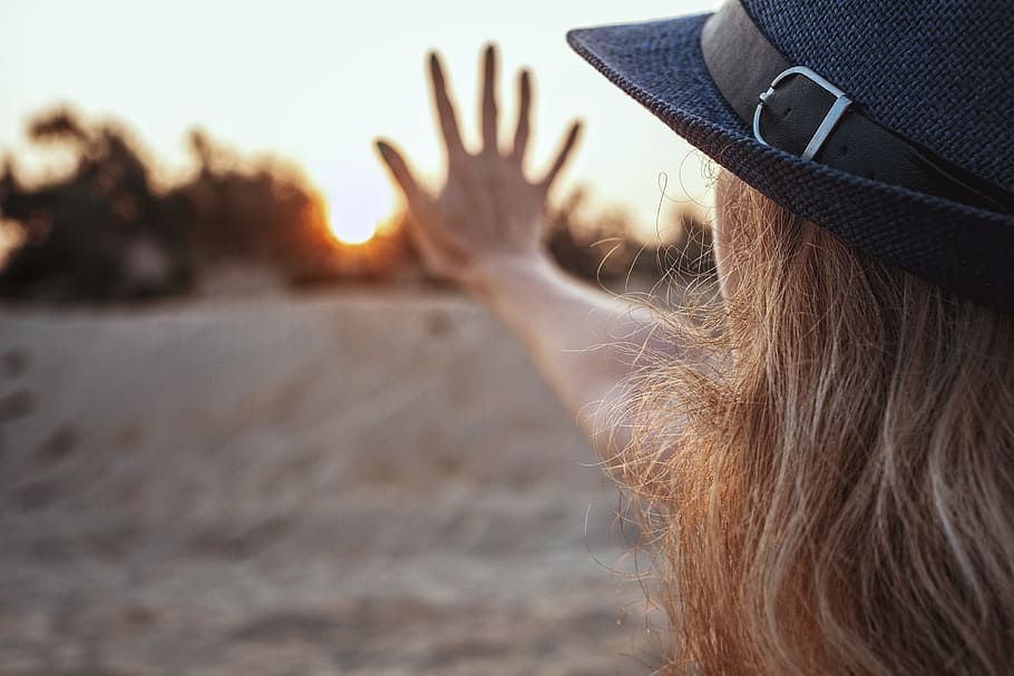 shallow, focus photography, brown, haired, female, wearing, black, hat, sun, five