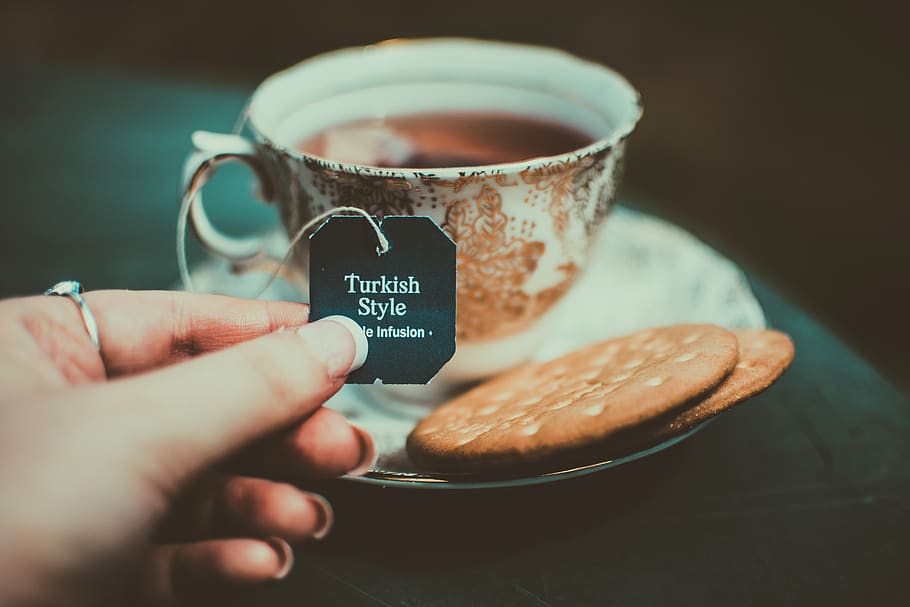 taza, turco, té, mano, galletas, bolsita de té, platillo, bebida, comida, descanso