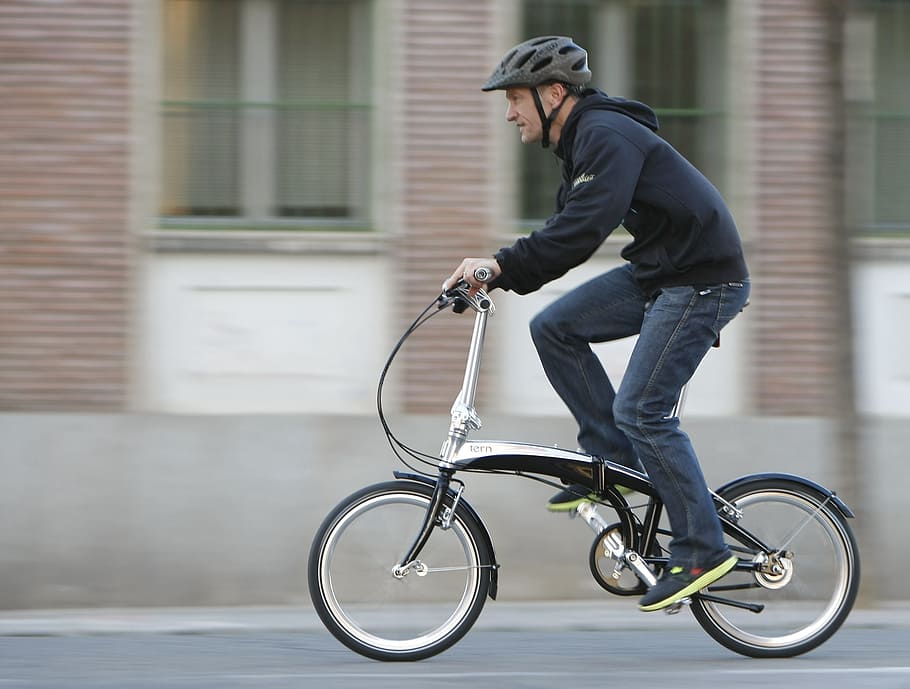 Bicicleta dobrável, bicicleta, cidade, urbanas, pendulares, uma pessoa, capacete, chapelaria, capacete esportivo, apenas homens