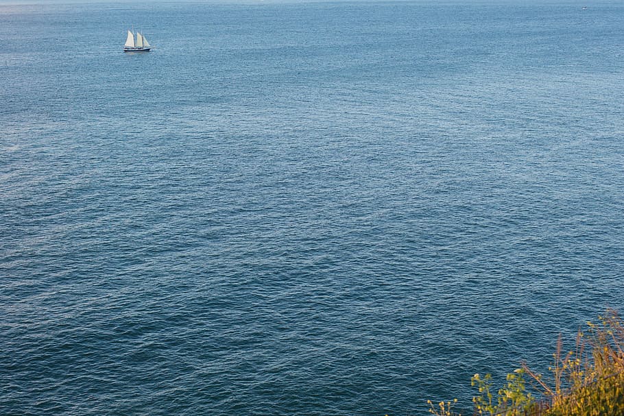 Парусная лодка, Середина, Море, синий, лодка, минимализм, минималистичный, природа, океан, место для текста