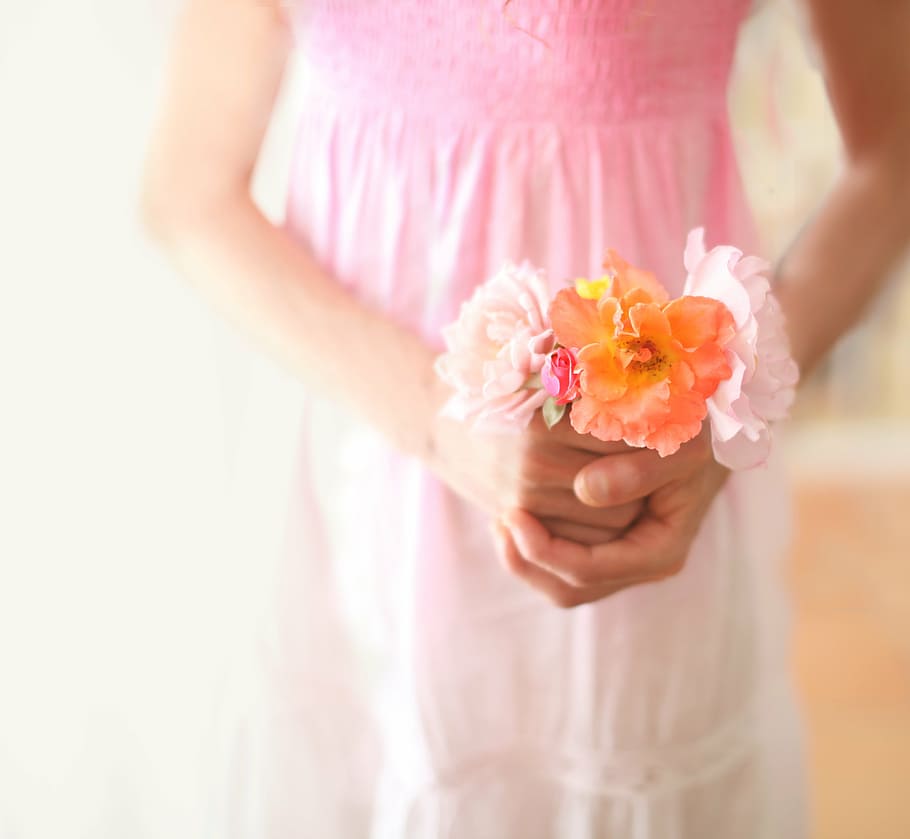 foto de primer plano, mujer, tenencia, amarillo, blanco, ramo de flores, niña, hembra, vestido, flores