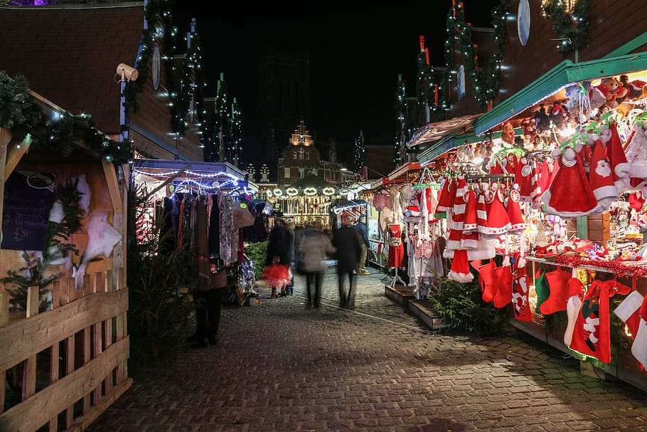 mercado de navidad, tienda, decoración, luz, vino caliente, chocolate caliente, noche, culturas, celebración, gente