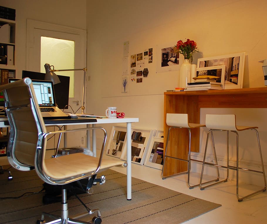 silla rodante de color beige, oficina en casa, pequeña oficina, silla de computadora, rosas, oficina, negocio, hogar, computadora, pequeña