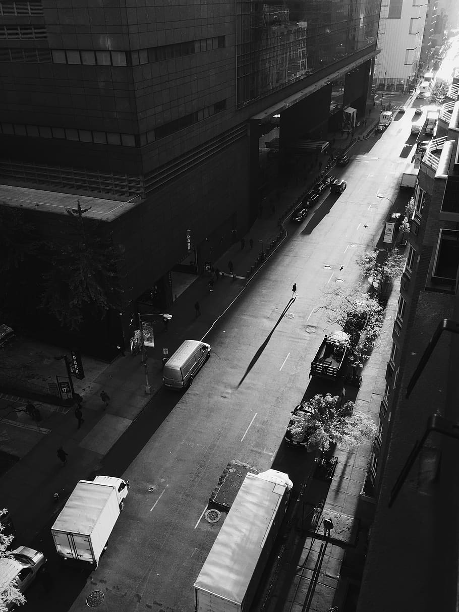 carro, veículo, transporte, urbano, cidade, monocromático, preto e branco, pessoas, edifício, sombra