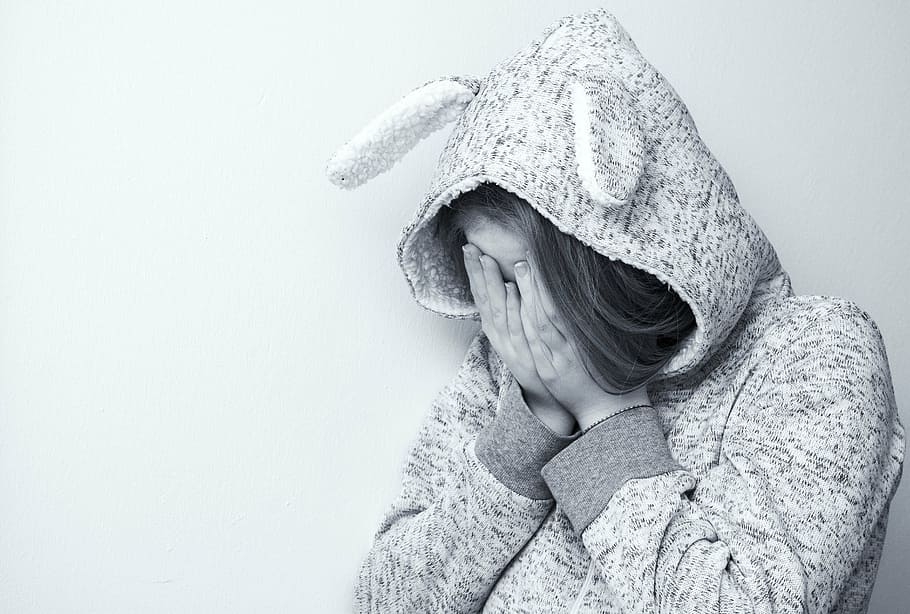foto skala abu-abu, wanita, mengenakan, hoodie, menangis, putus asa, sedih, tertekan, kehilangan, keprihatinan
