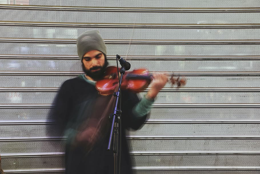 homem, tocando, violino, em pé, parede, pessoas, cara, músico, microfone, musical