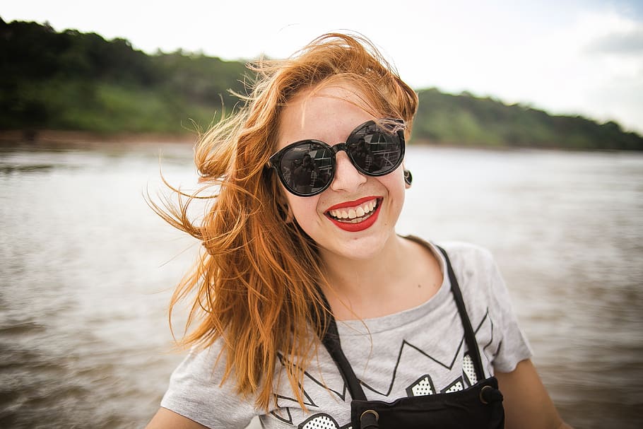 mulher, óculos de sol, sorrindo, sorriso, feliz, cabelo vermelho, ventoso, barco, lago, rio