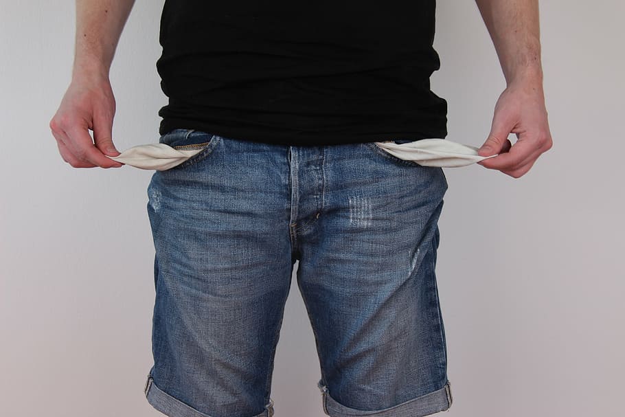 pessoa, vestindo, azul, shorts jeans, mostrando, vazio, bolsos, bolsos das calças, jeans, sem dinheiro