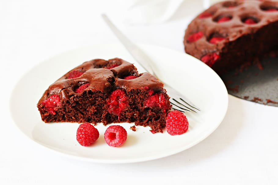 bolo de chocolate de framboesa, framboesa, bolo de chocolate, bolo, sobremesa, framboesas, doce, fundo branco, comida, chocolate