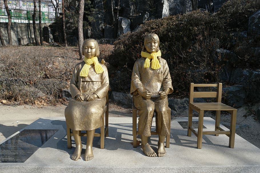 dos, mujeres doradas, sentado, silla estatua, Chica, Premio, Confort, premio niña, premio niña confort, estatua niña