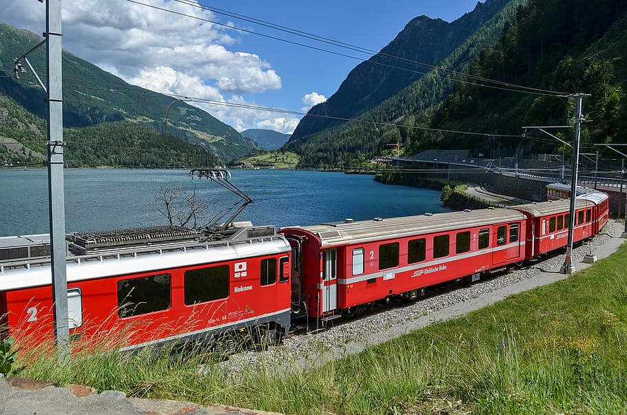 Красный поезд. Путешествия красный поезд. Транспорт в горах. Фото горные транспорты.