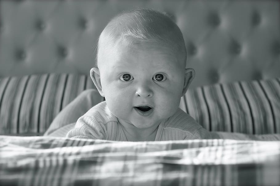 foto en escala de grises, bebé, negro, cama, sonrisa, mirada, luz, nacimiento, niño, pie