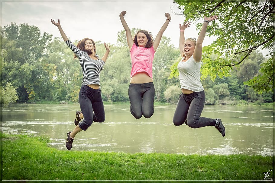 mulheres, tirando, foto de salto, durante o dia, três mulheres, arremessos, corpo de água, saltando, saltar, pessoas felizes