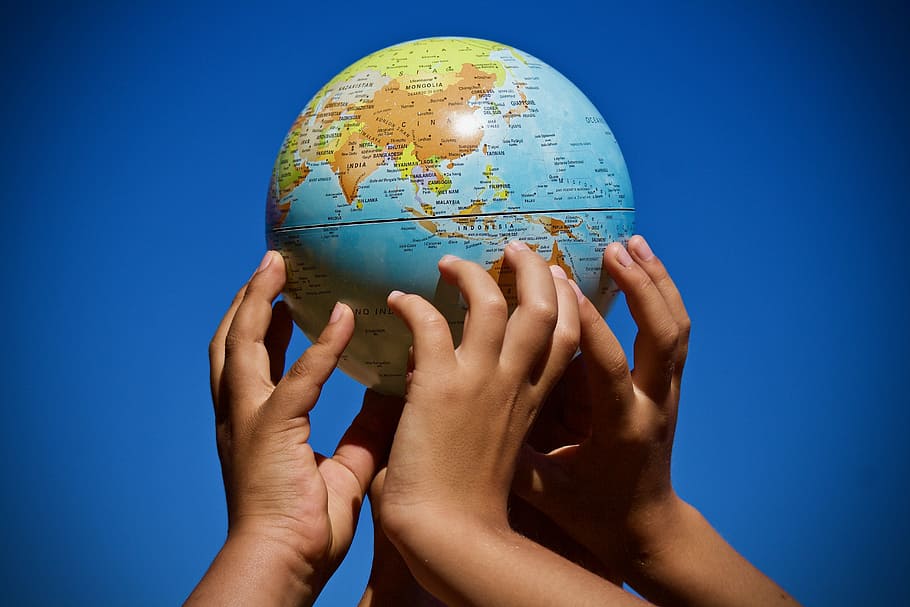 orang mengangkat globe, peta dunia, tangan, persatuan, planet, peta, benua, dunia, multi-etnis, perjalanan