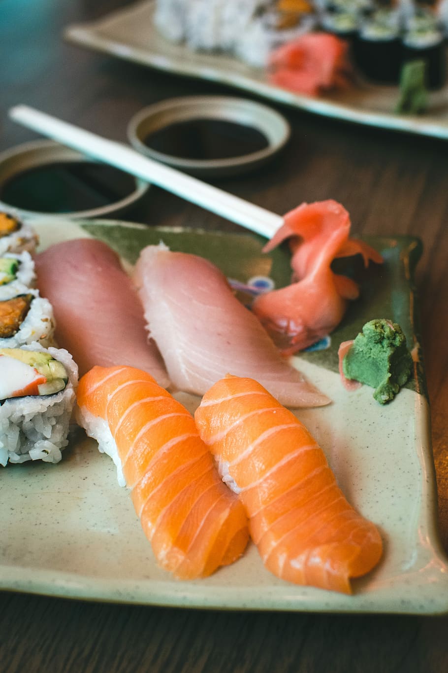 sushi yam california rolls, sushi, yam california, rolls, comer fuera, manos, restaurante, mariscos, comida, salmón