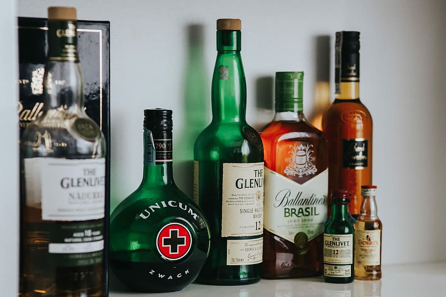 botol dengan minuman keras, Botol, alkohol, unicum, balantine, glenlivet, wiski, Minuman Keras, alkohol Penyalahgunaan, label