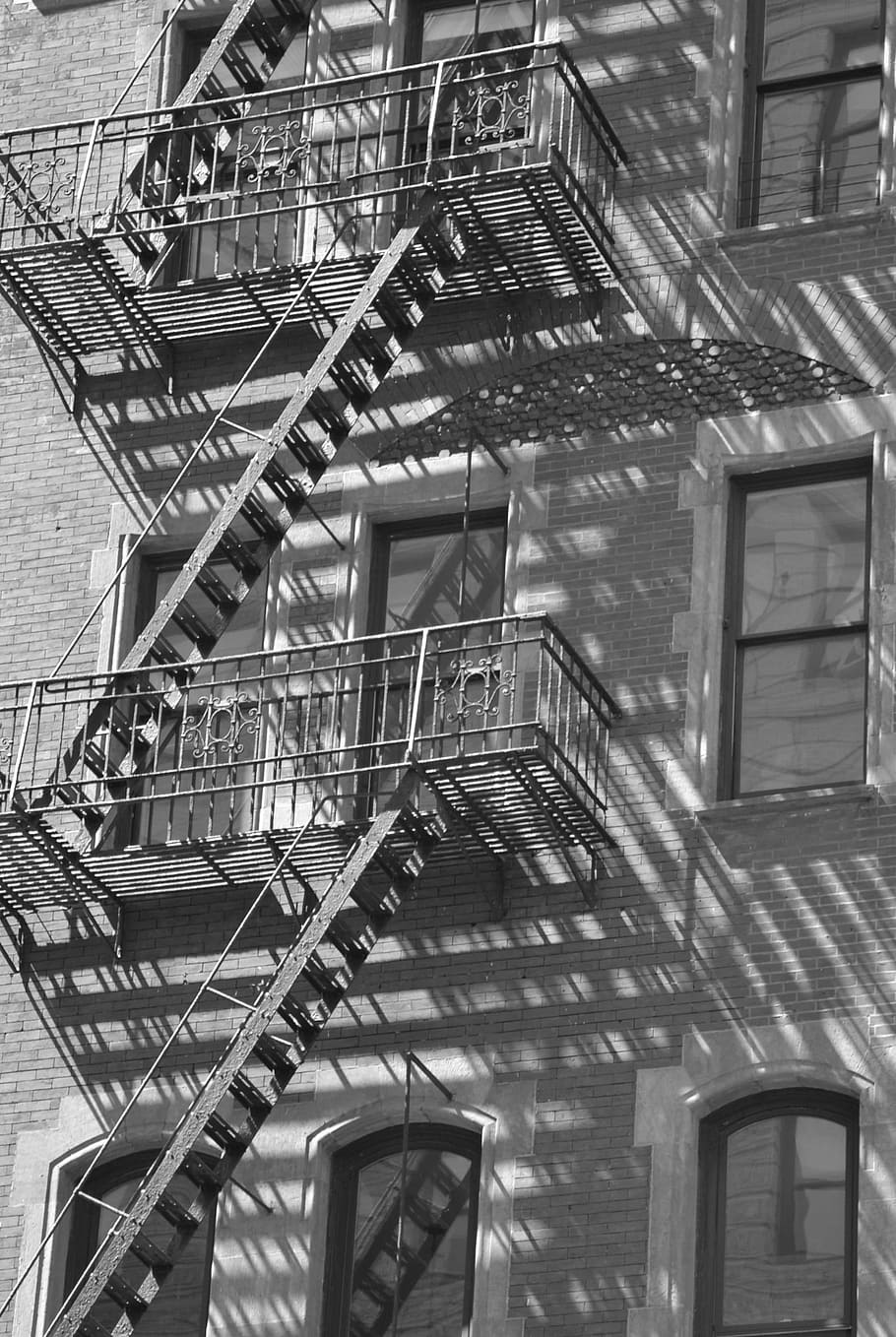 new york, new york city, tangga, struktur yang dibangun, arsitektur, eksterior bangunan, jalan keluar api, pandangan sudut rendah, tangga dan tangga, tidak ada orang