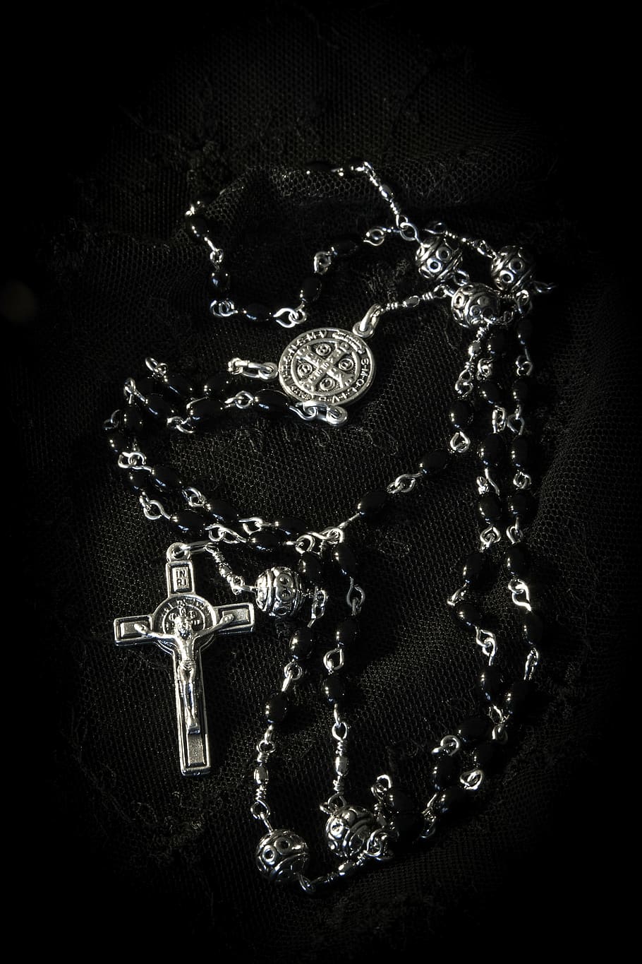 abu-abu, rosario, hitam, permukaan, agama, manik-manik, kekristenan, iman, doa, suci