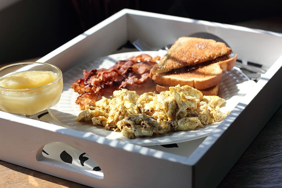 omelette, fried, bacon, toasted, bread, plate, juice, tray, scrambled eggs, breakfast