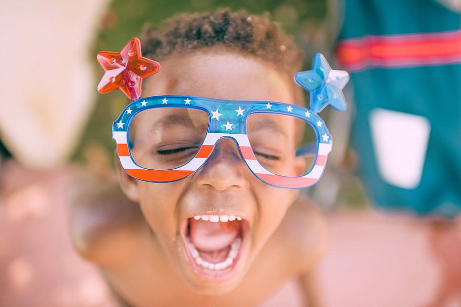 criança, comemorando, 4 de julho, vermelho, branco, azul, óculos, azul branco vermelho, óculos americanos, celebração