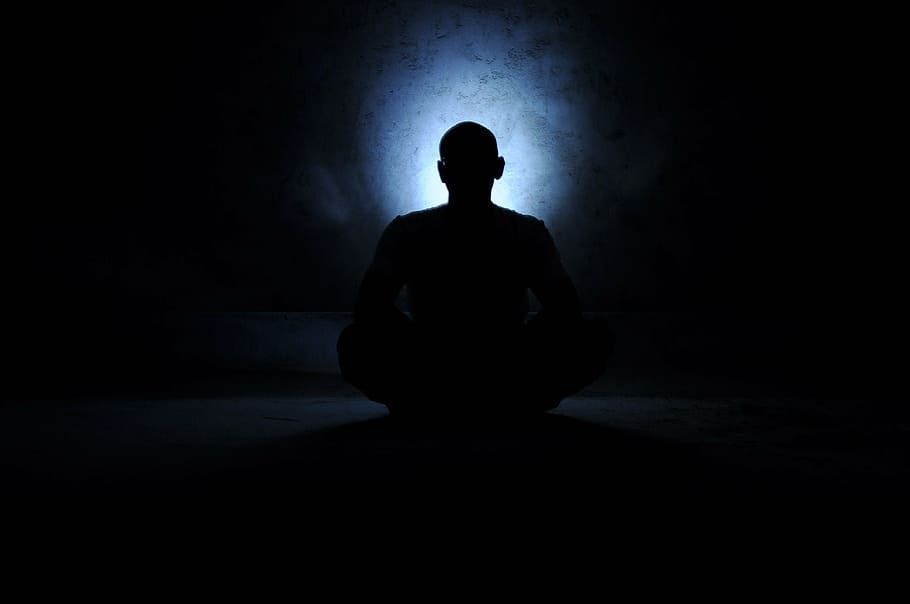 fotografía de silueta, persona, santo, meditación, yoga, aura, luz de fondo, yogui, yoguico, rezando